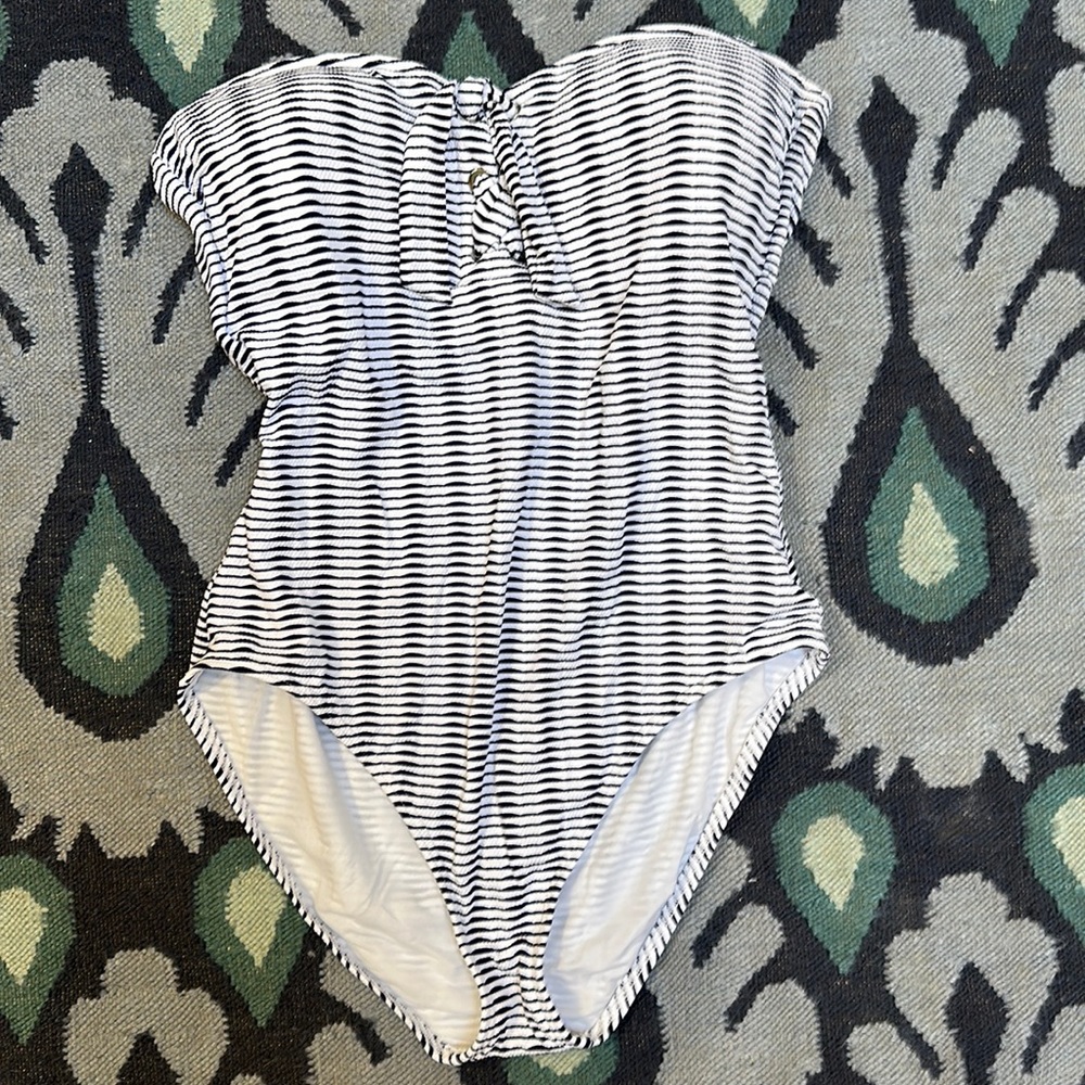 Tommy Bahama 12 cute strapless one piece bathing suit. Only worn 1x